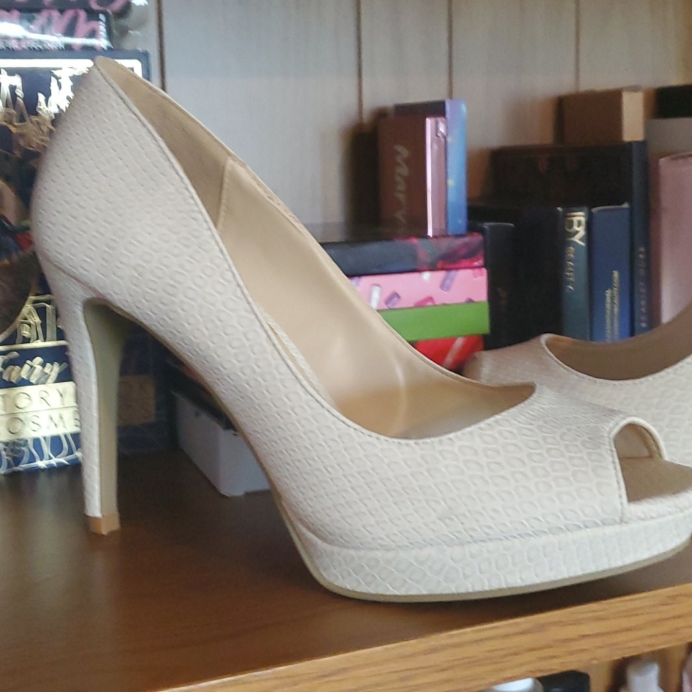 Heels - Picture 2 of 3